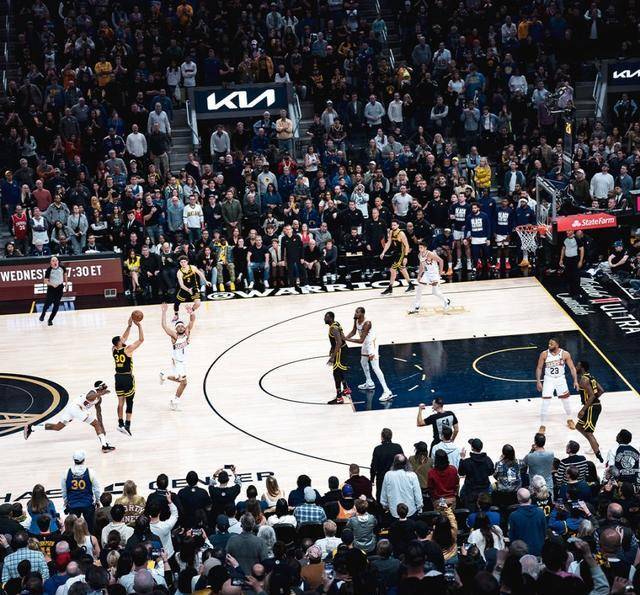  费德勒回归赛场，绝杀首场状态亮眼，勇士观众沸腾！爱游戏体育