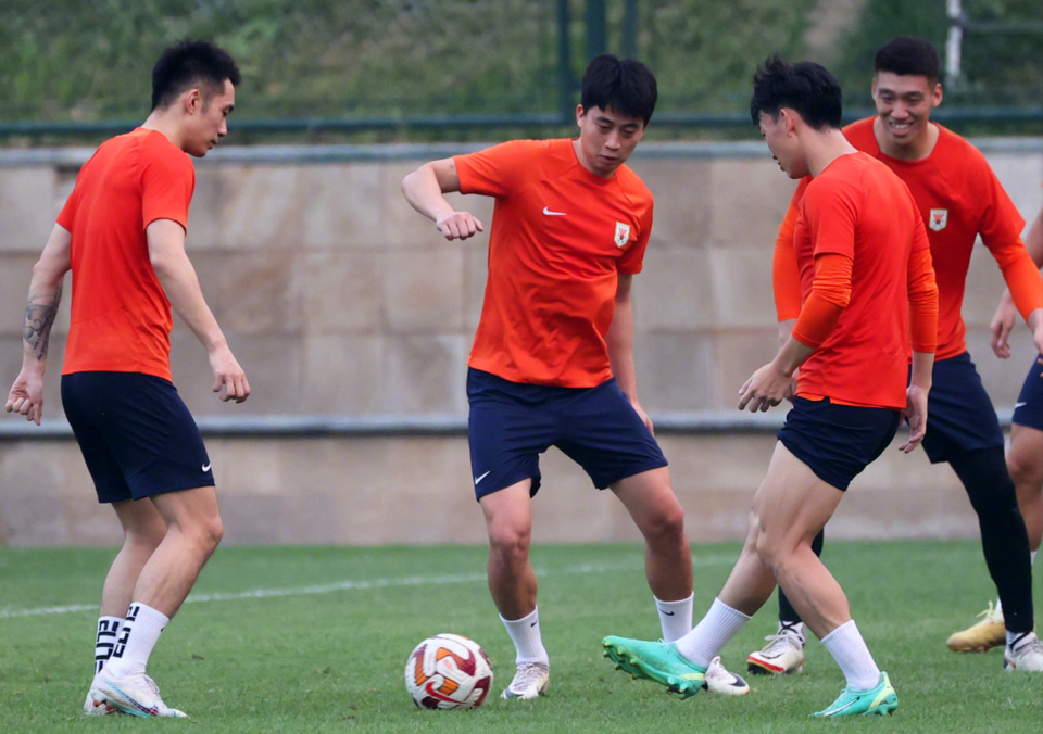 包含今晨体能课后，波尔图队长鼓劲备战亚冠，气氛紧张，赛程密集仍需轮换的词条爱游戏官网